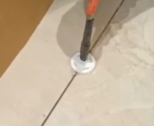 镇江瓷砖空鼓维修公司专业解答瓷砖在铺贴过程中，如果没有涂抹均匀到位的粘结材料（如水泥砂浆或瓷砖胶），可能会导致以下问题